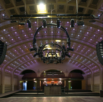 Luxor Live Arnhem verhuur grote zaal plafond